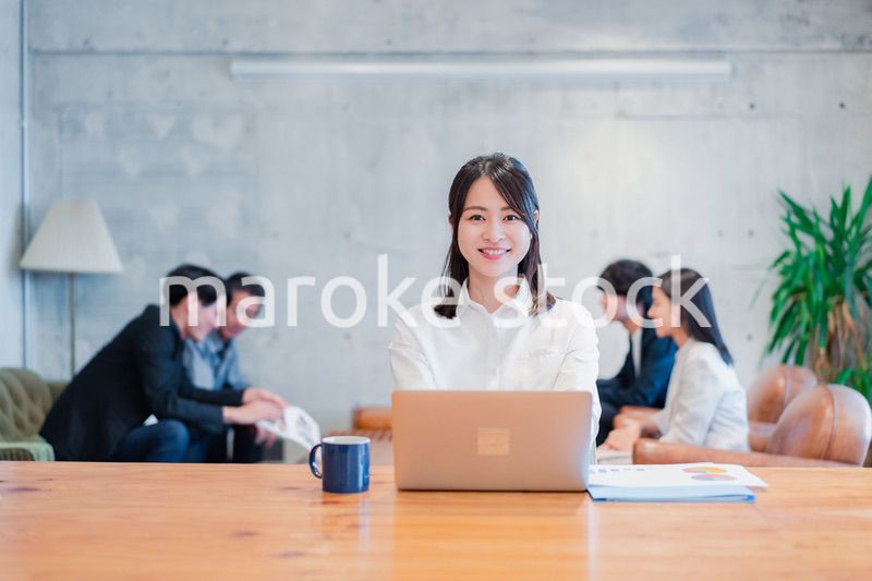 オフィスで事務作業をするビジネスウーマン