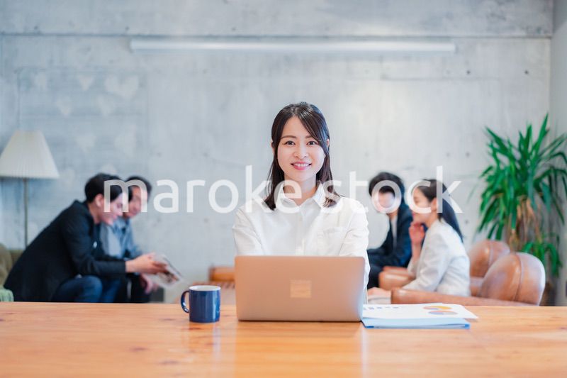 オフィスで事務作業をするビジネスウーマン