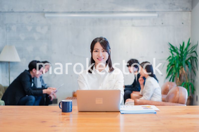 オフィスで事務作業をするビジネスウーマン