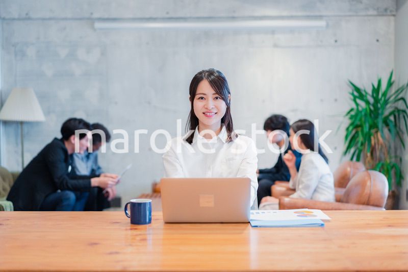 オフィスで事務作業をするビジネスウーマン