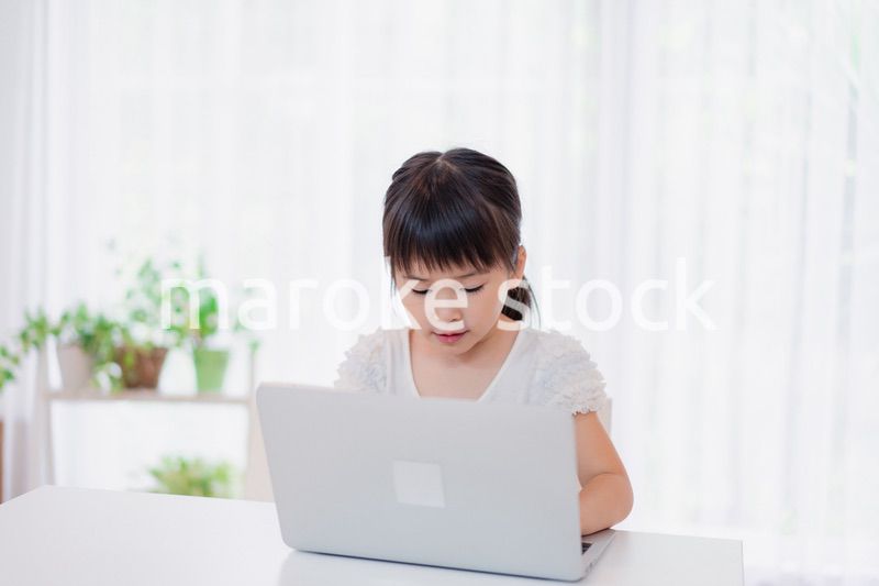 パソコンを使う小さな女の子