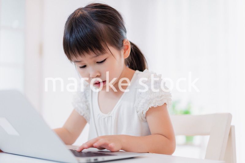 パソコンを使う小さな女の子