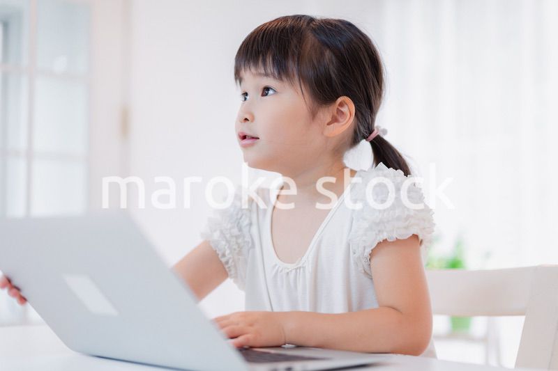 パソコンを使う小さな女の子