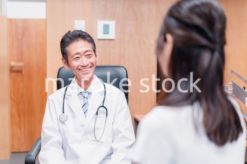 女性を診察するかかりつけ医