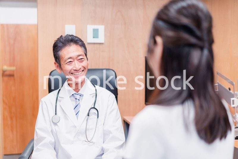 女性を診察するかかりつけ医