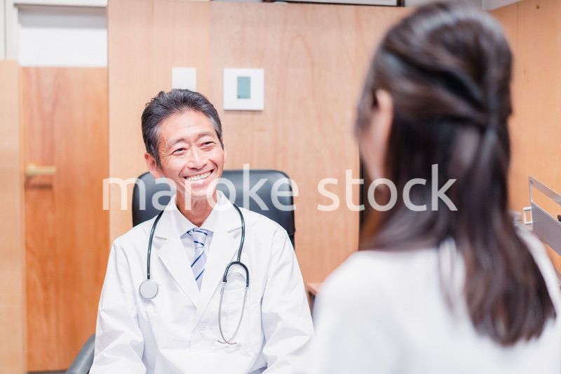 女性を診察するかかりつけ医