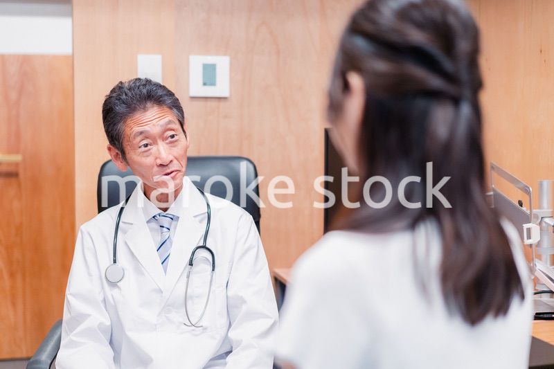 女性を診察するかかりつけ医