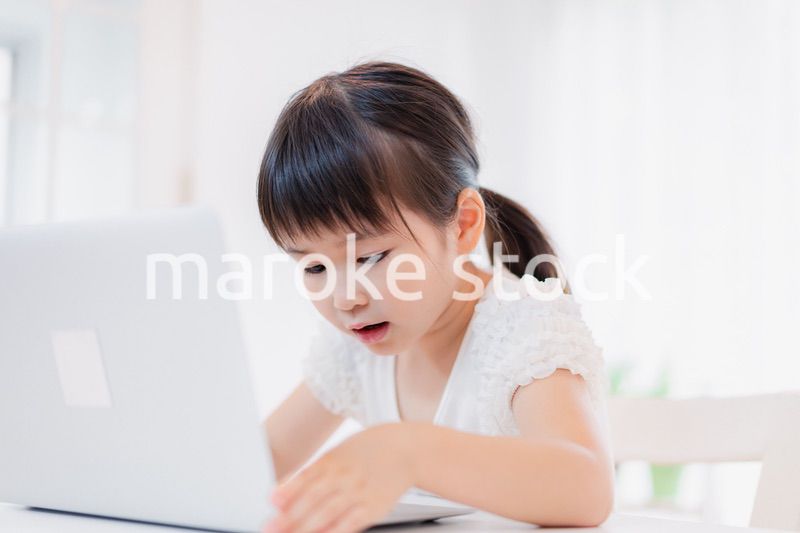 パソコンを使う小さな女の子