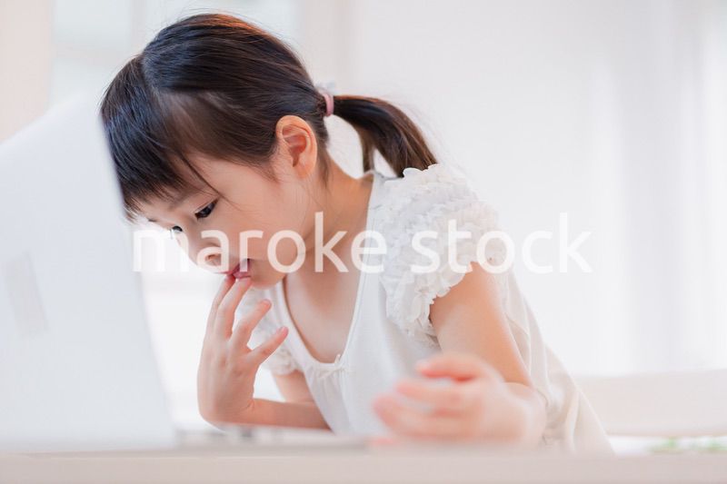 パソコンを使う小さな女の子