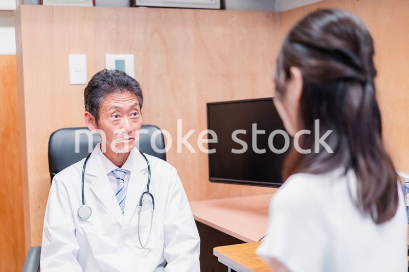 女性を診察するかかりつけ医