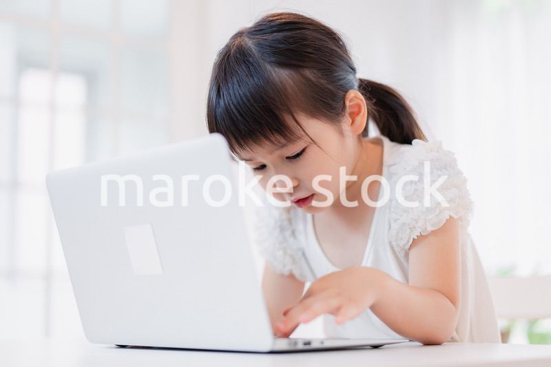 パソコンを使う小さな女の子