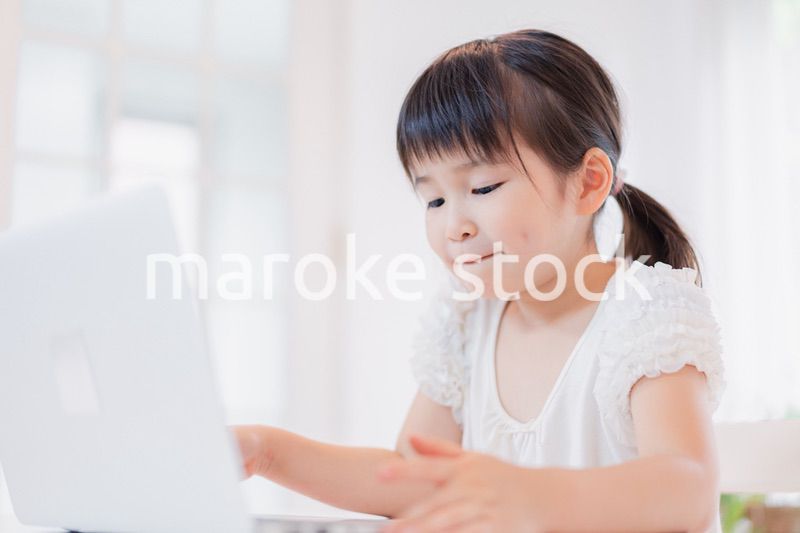 パソコンを使う小さな女の子