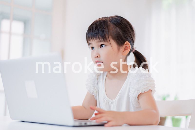 パソコンを使う小さな女の子
