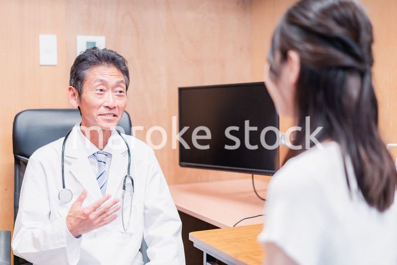 女性を診察するかかりつけ医