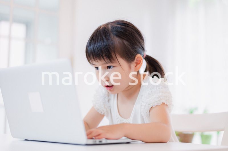 パソコンを使う小さな女の子
