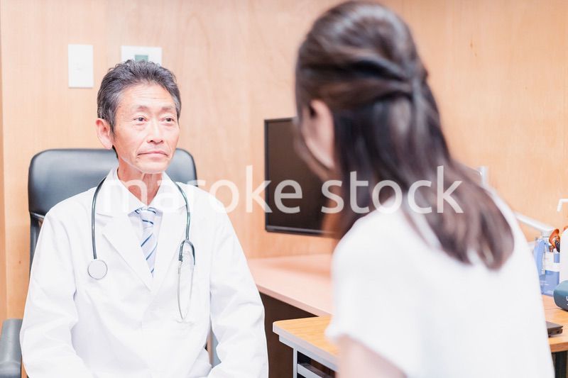 女性を診察するかかりつけ医