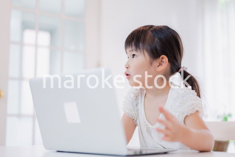 パソコンを使う小さな女の子