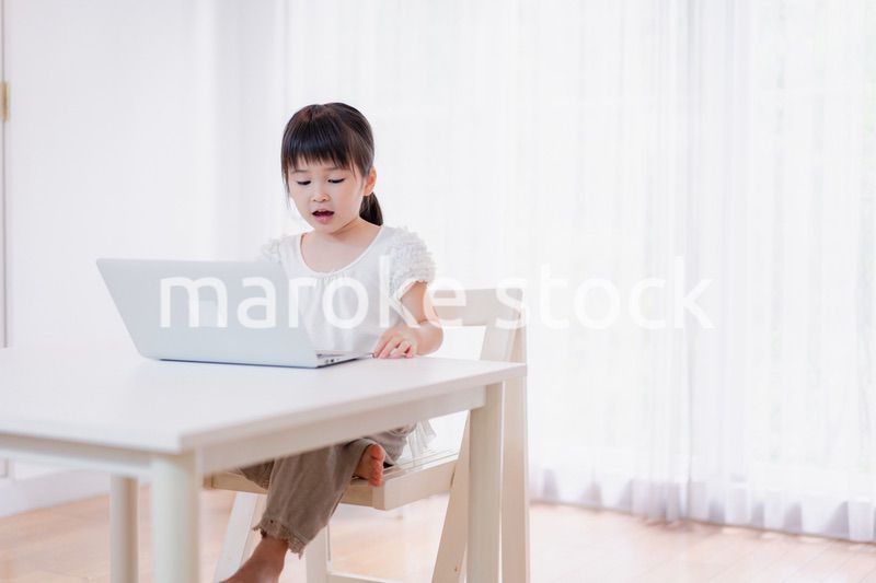 パソコンを使う小さな女の子