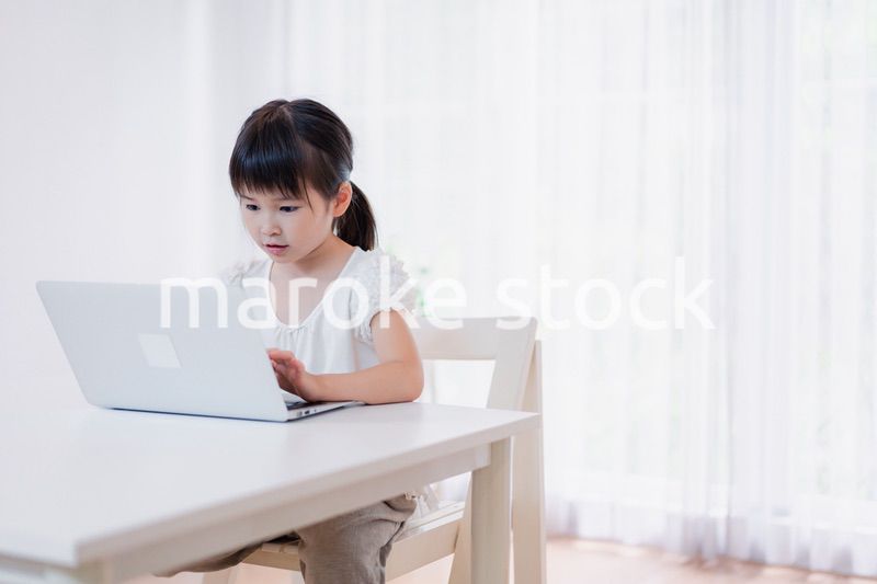 パソコンを使う小さな女の子