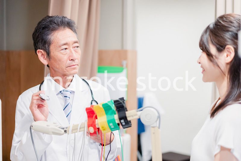 高齢の医師と患者