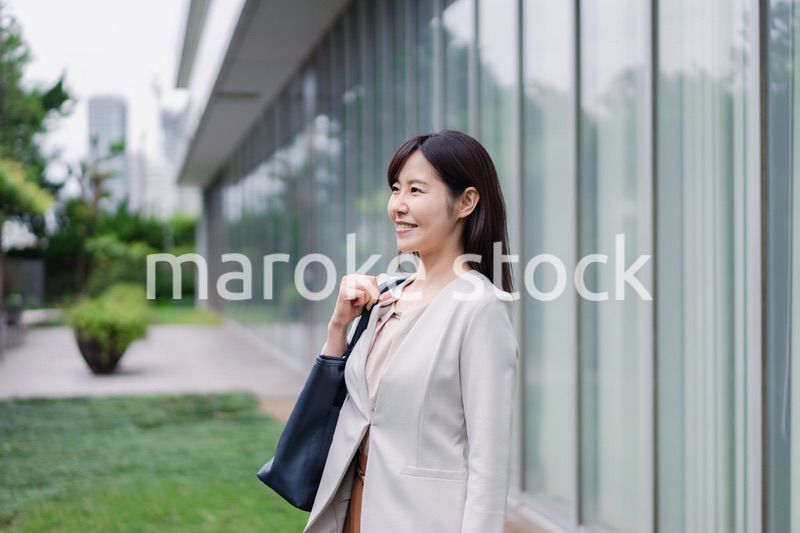 外回りをするビジネスウーマン