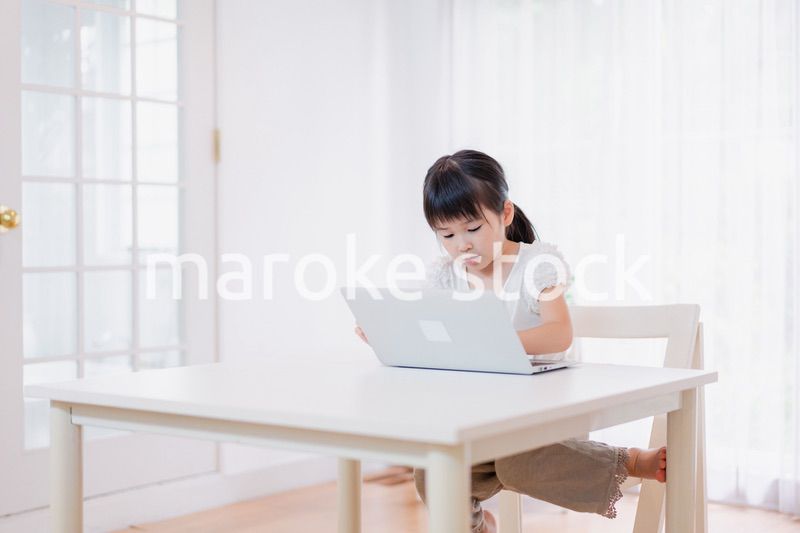 パソコンを使う小さな女の子