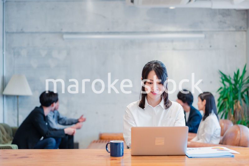 オフィスで事務作業をするビジネスウーマン