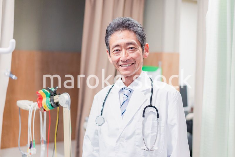 病院で働く高齢の男性ドクター