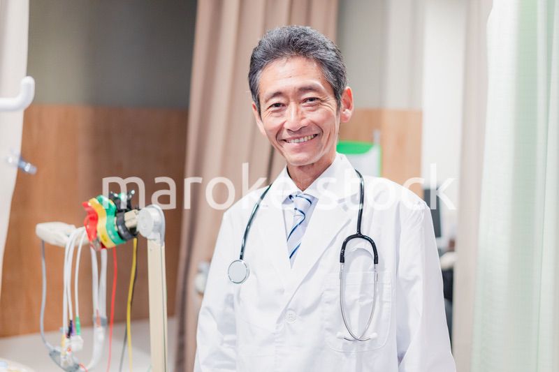 病院で働く高齢の男性ドクター