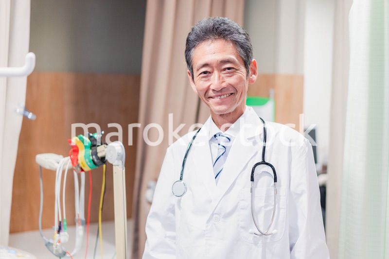 病院で働く高齢の男性ドクター