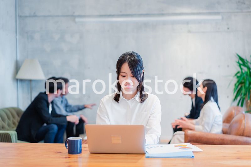 オフィスで事務作業をするビジネスウーマン