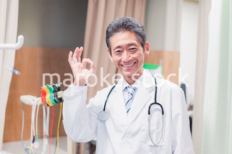 病院で働く高齢の男性ドクター