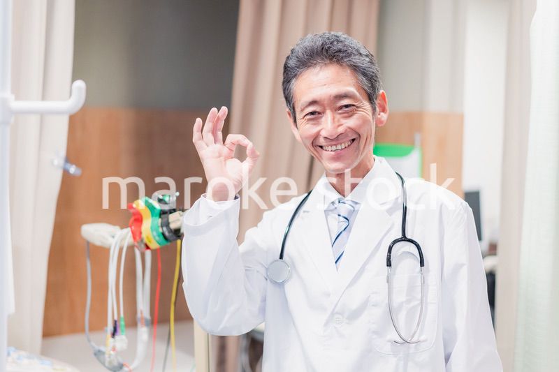 病院で働く高齢の男性ドクター