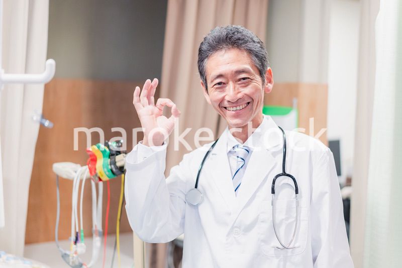 病院で働く高齢の男性ドクター