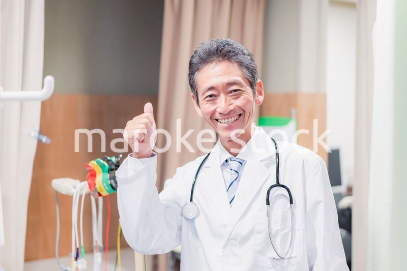 グッドサインをするベテランのドクター
