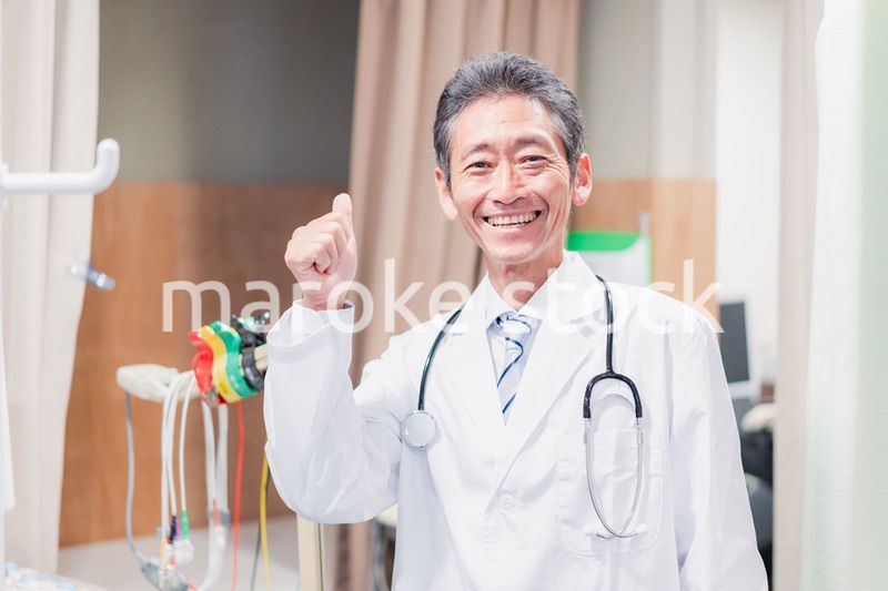 グッドサインをするベテランのドクター