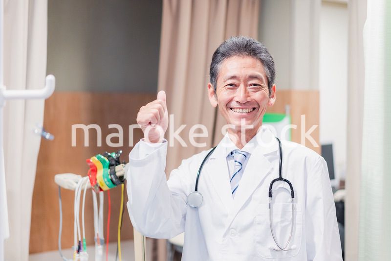 グッドサインをするベテランのドクター