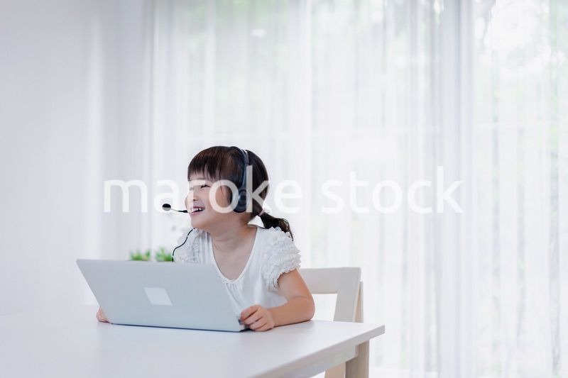 パソコンを使う小さな女の子