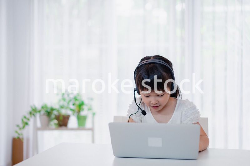 パソコンを使う小さな女の子