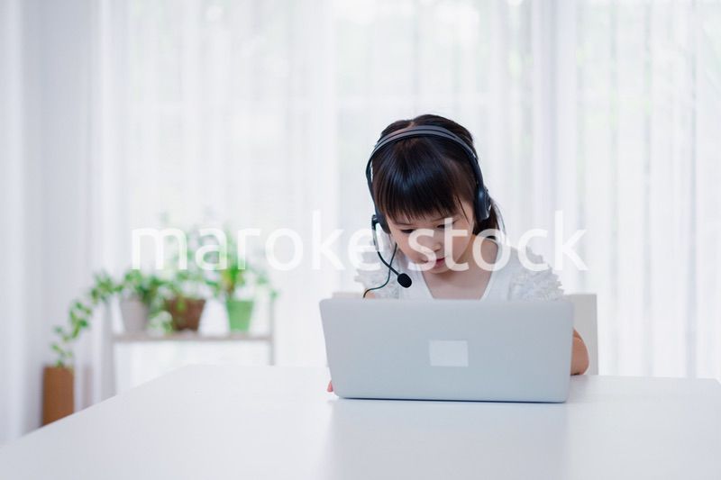 パソコンを使う小さな女の子