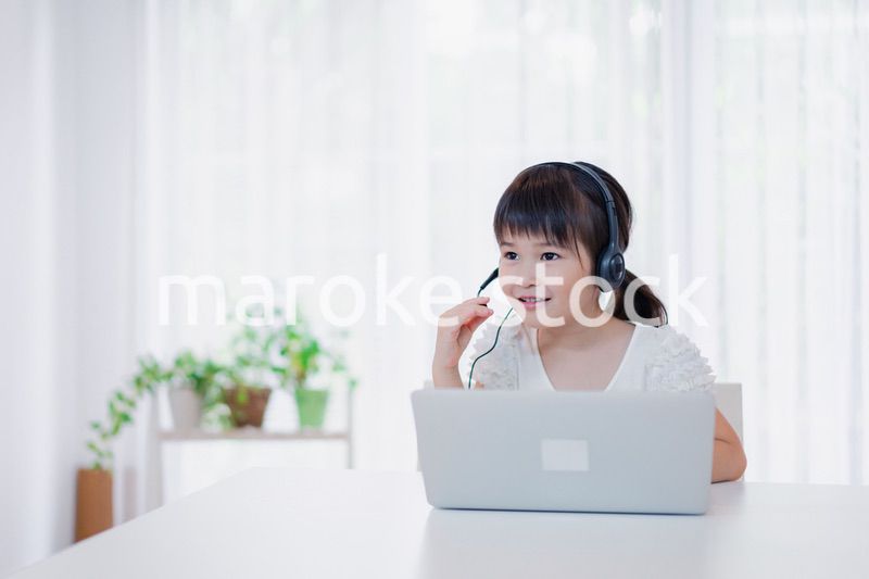 パソコンを使う小さな女の子