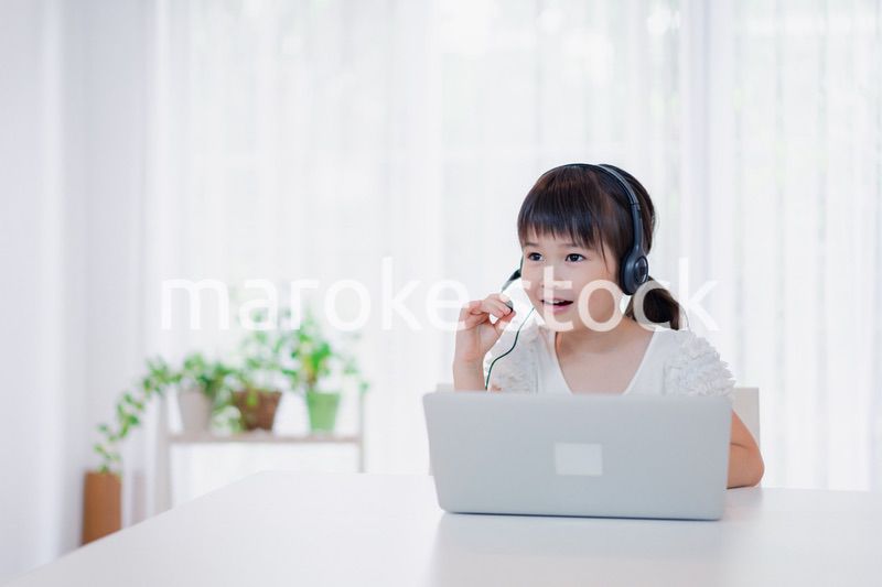 パソコンを使う小さな女の子