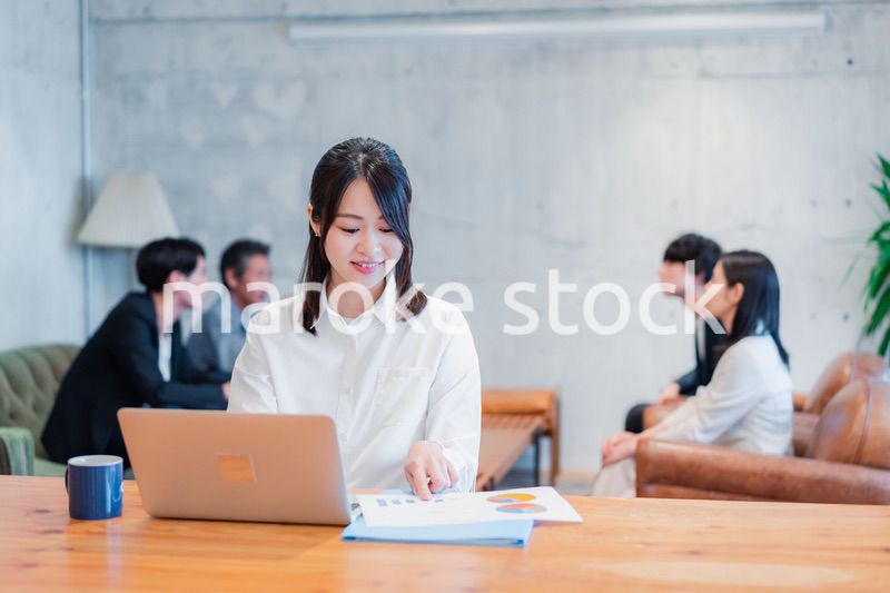 オフィスで事務作業をするビジネスウーマン