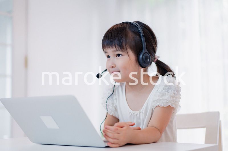 パソコンを使う小さな女の子