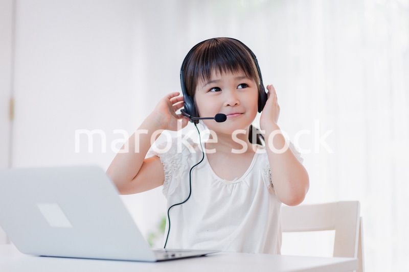 パソコンを使う小さな女の子