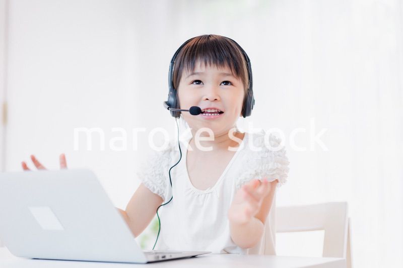 パソコンを使う小さな女の子