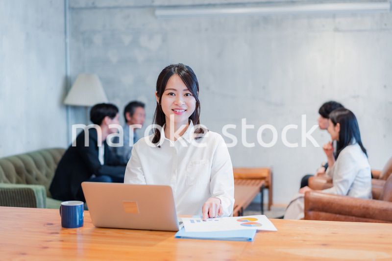 オフィスで事務作業をするビジネスウーマン