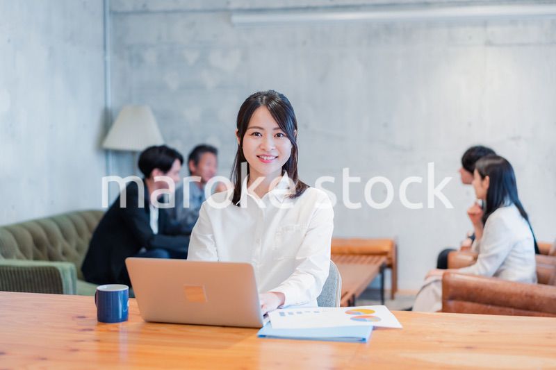 オフィスで事務作業をするビジネスウーマン