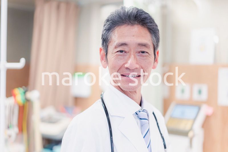 病院で働く高齢の男性ドクター