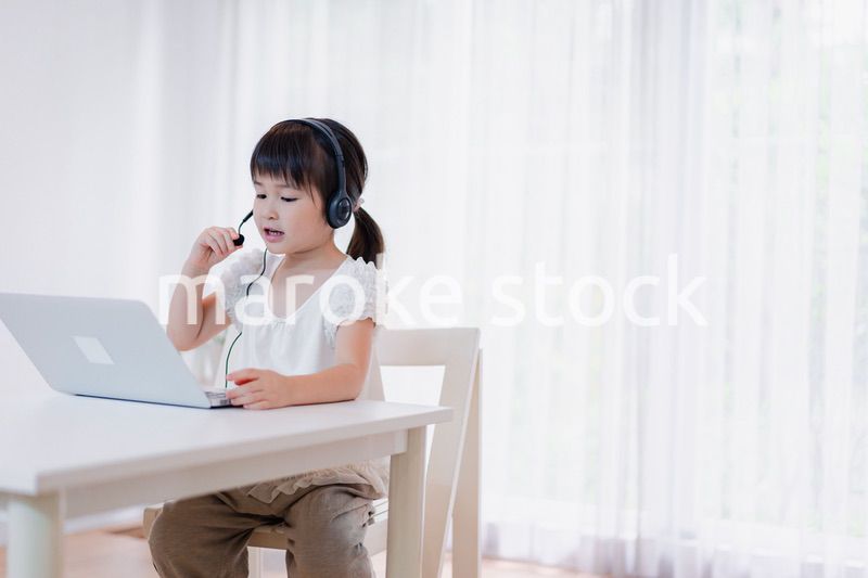 パソコンを使う小さな女の子